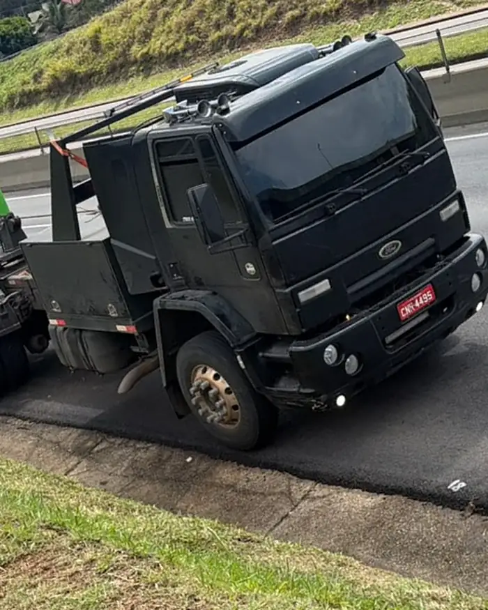 Cavalo mecânico rebocado em rodovia